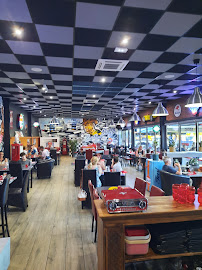 Atmosphère du Restaurant de hamburgers Le Shelby Bis à Saint-Gervais-la-Forêt - n°6