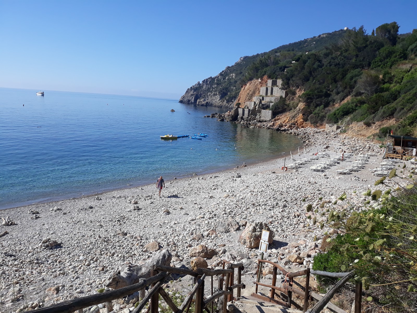Foto di Spiaggia L'Acqua Dolce sorretto da scogliere