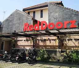 RedDoorz Plus near Solo Square 2 photo