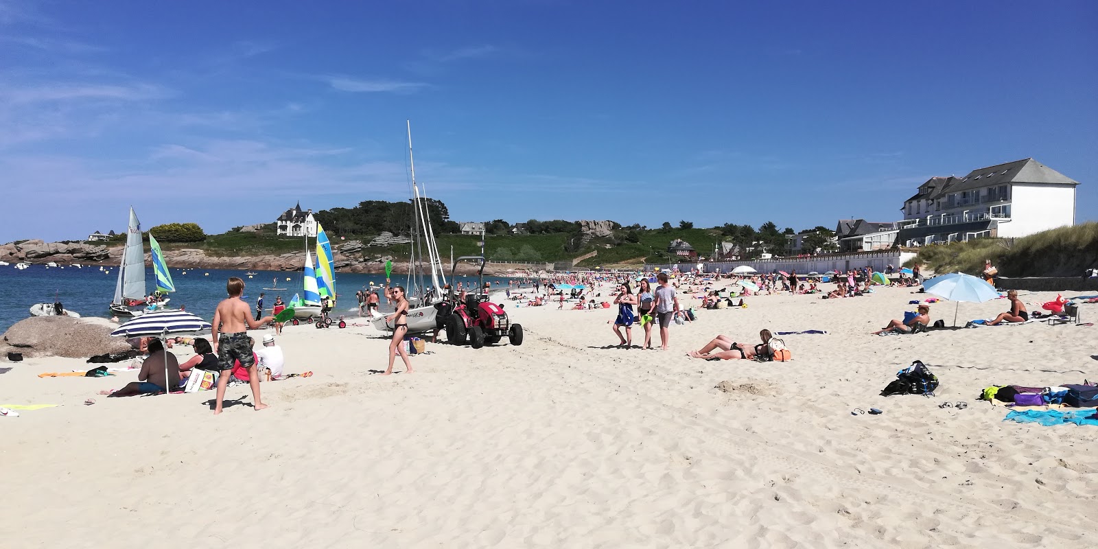 Plage de la Greve Blanche'in fotoğrafı dağlarla çevrili