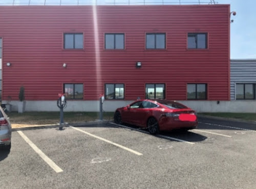 Borne de recharge de véhicules électriques Tesla Destination Charger La Ferté-Gaucher