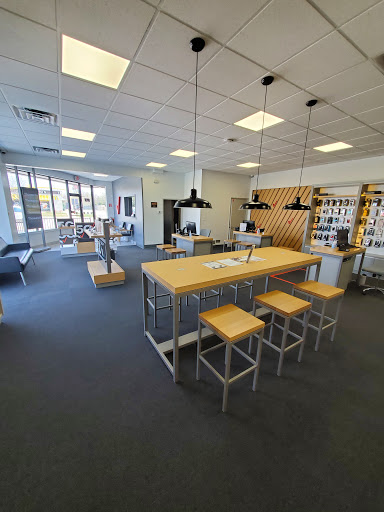 Cell Phone Store «Verizon Authorized Retailer - Wireless Zone», reviews and photos, 212 S Main St, Ann Arbor, MI 48104, USA