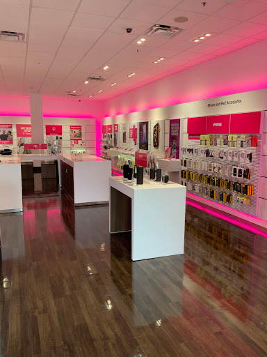 Cell Phone Store «T-Mobile», reviews and photos, 7812 Olson Memorial Hwy, Golden Valley, MN 55427, USA