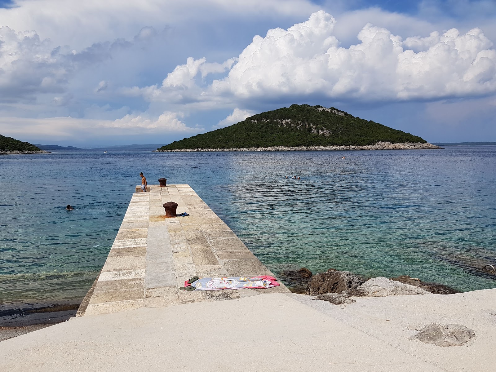Foto von Cunski Beach und die siedlung