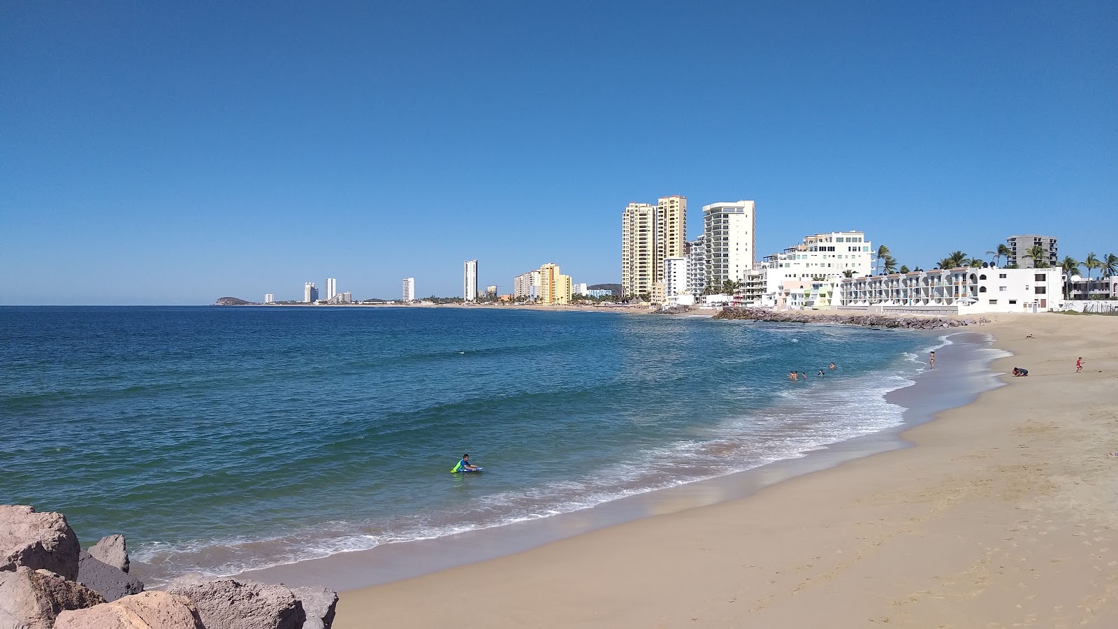 Cerritos beach'in fotoğrafı parlak ince kum yüzey ile