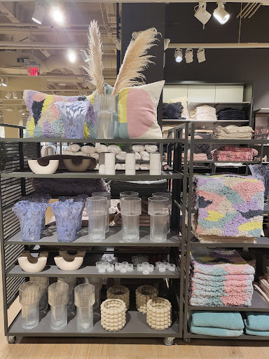 Clothing Store «H&M», reviews and photos, 6600 Topanga Canyon Blvd # 45, Canoga Park, CA 91303, USA