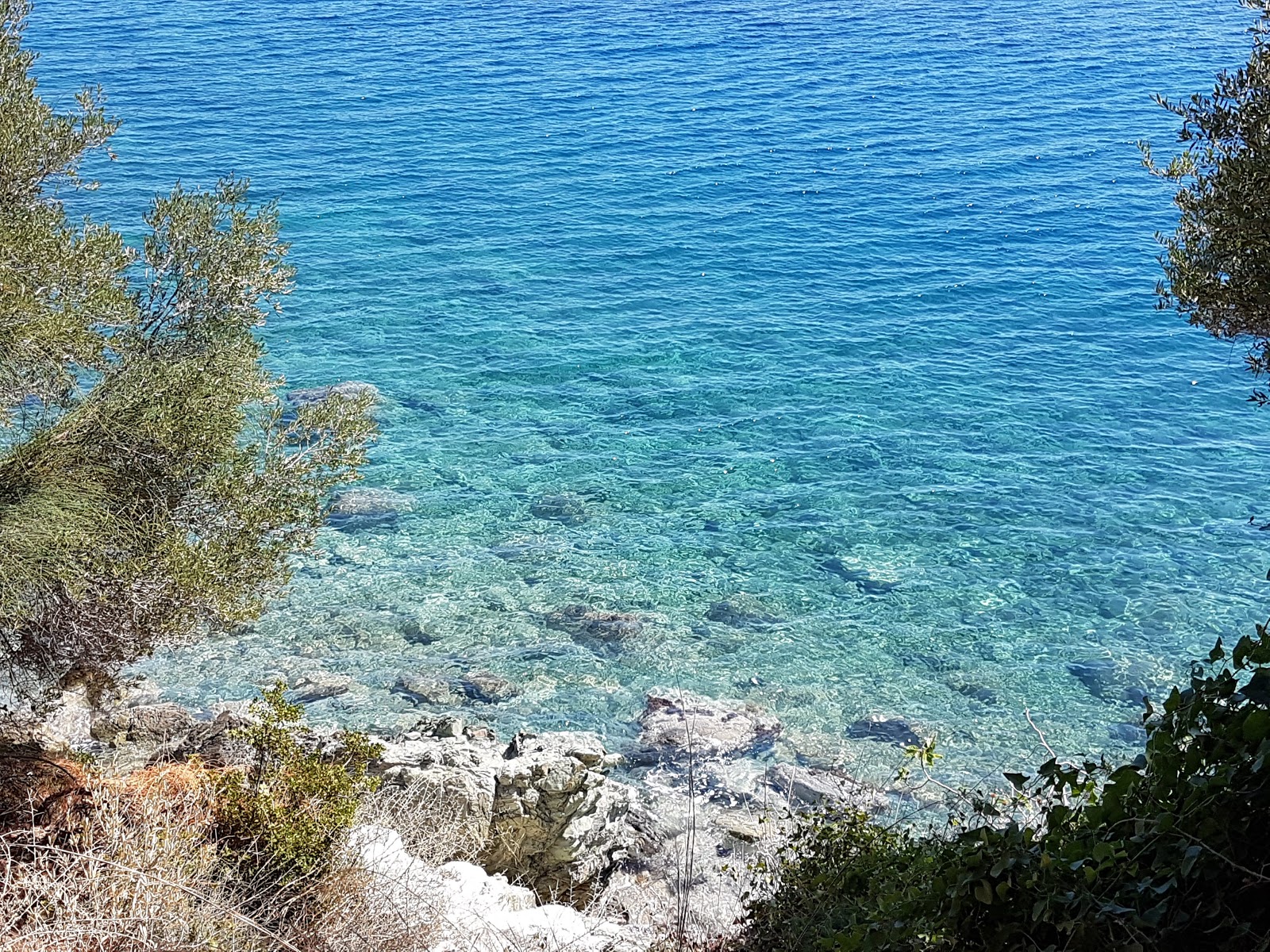 Foto von Kissakas Beach mit geräumige küstenlinie