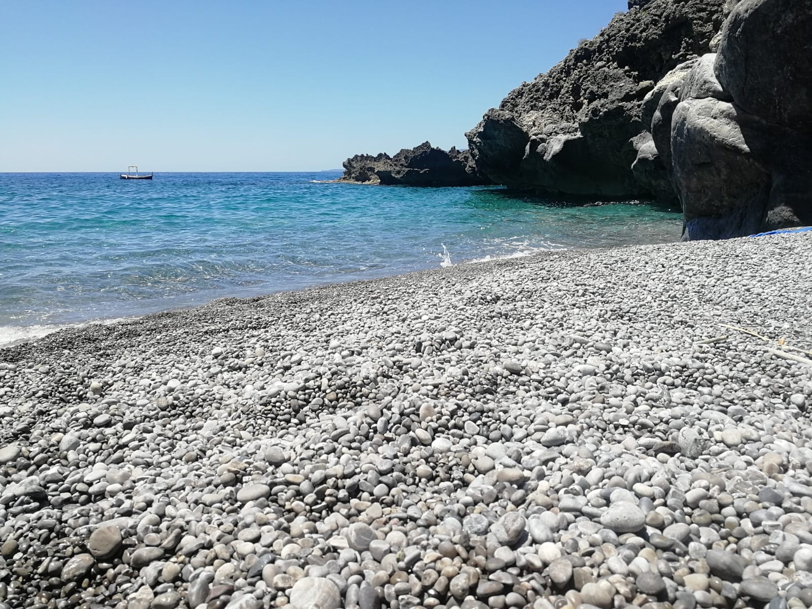 Spiaggia Marizza的照片 带有蓝色的水表面