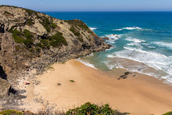 Praia das Adegas - Naturismo'in fotoğrafı dağlarla çevrili
