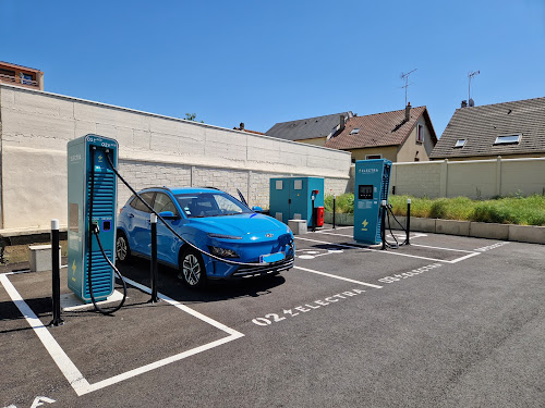 Borne de recharge de véhicules électriques Electra Station de recharge Le Bourget