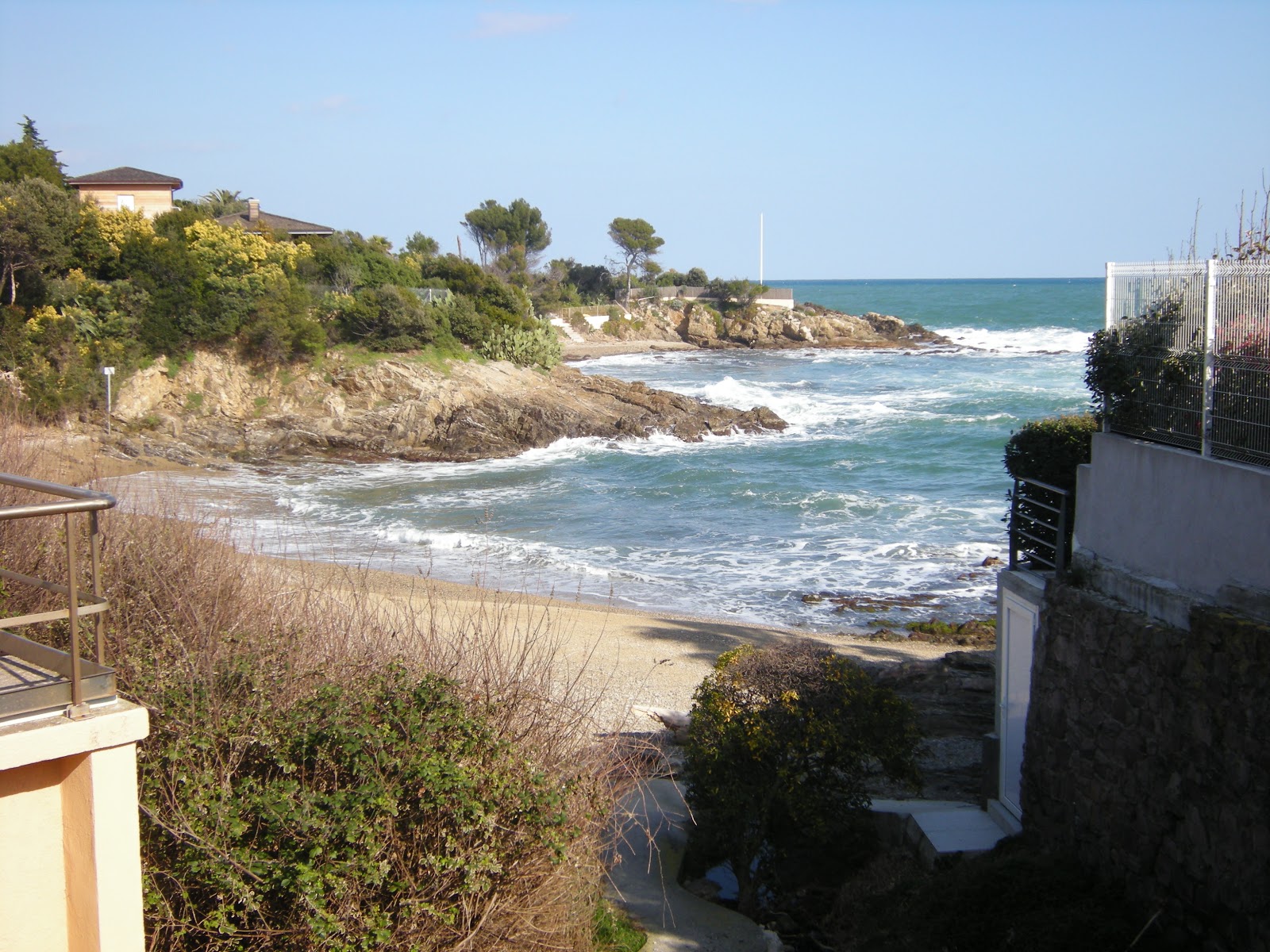 Petit Boucharel beach的照片 带有碧绿色纯水表面