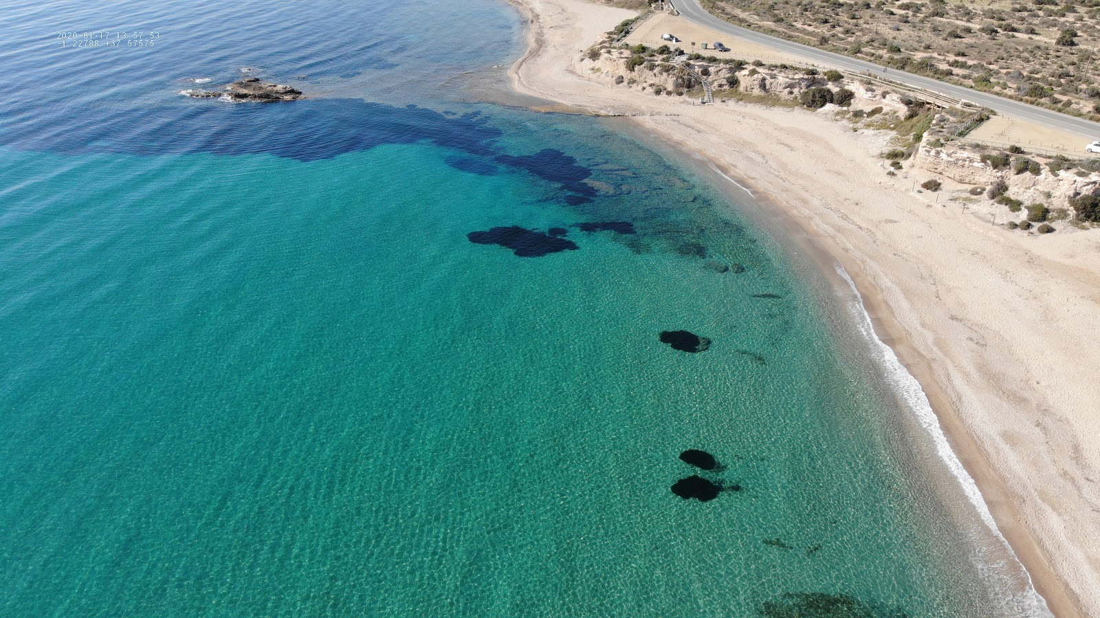 Playa de el Mojon的照片 带有碧绿色纯水表面
