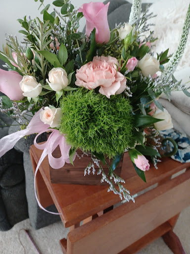 Florist «K & M Floral & Interior Plant Designs», reviews and photos, 537 Main St, Woodland, CA 95695, USA