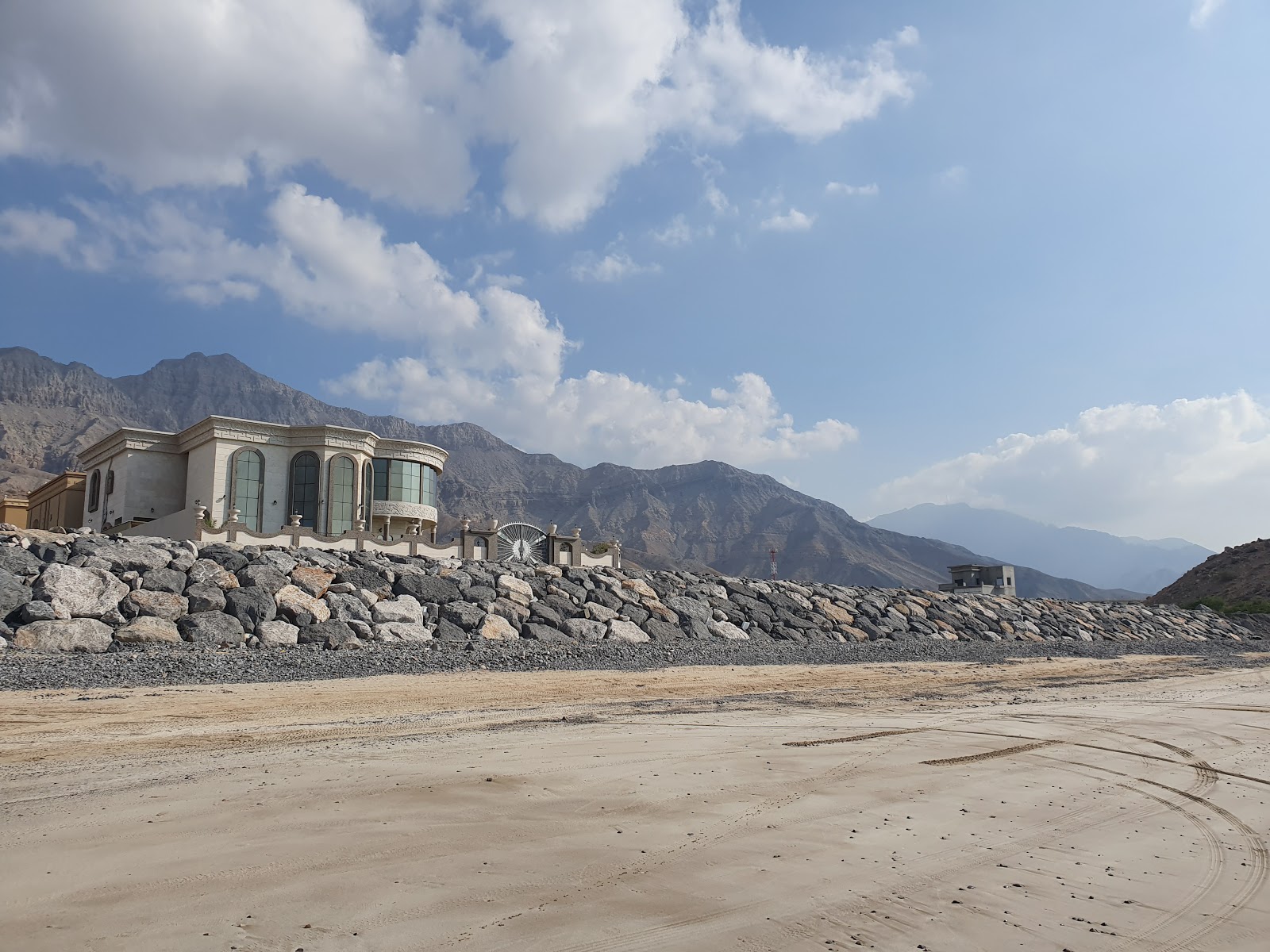 Shaam beach'in fotoğrafı geniş plaj ile birlikte