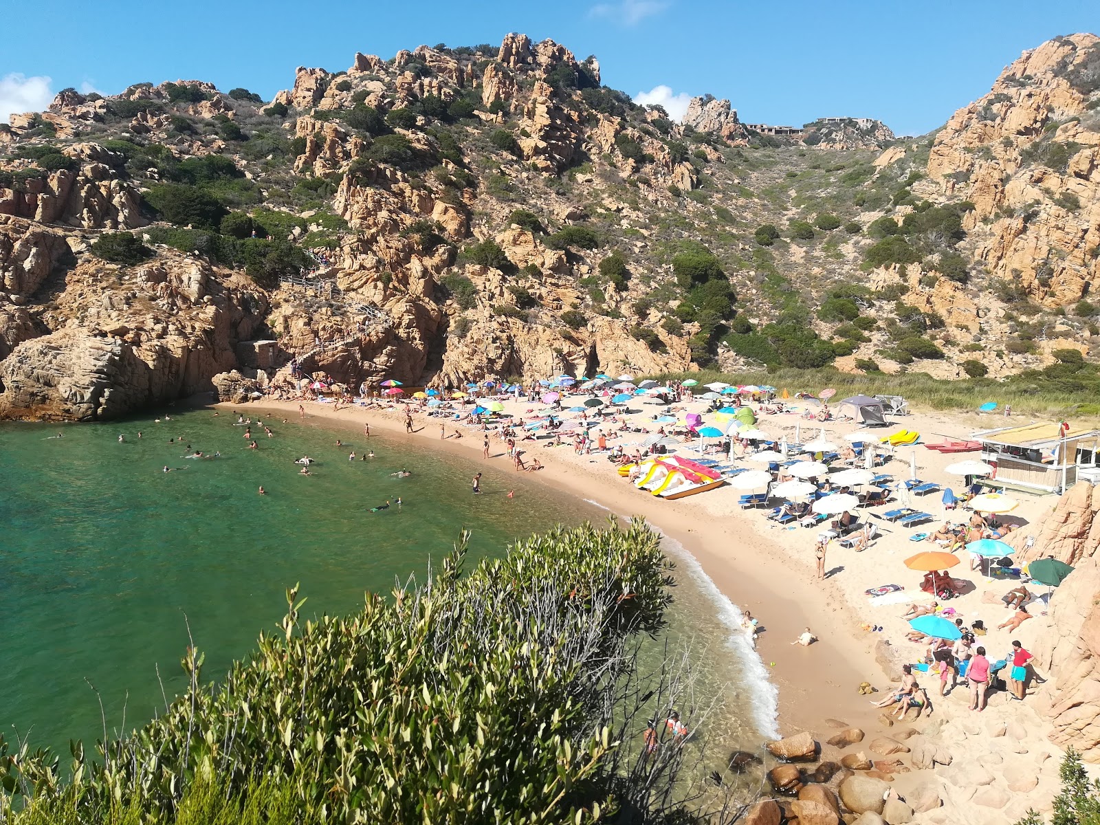 Spiaggia di Cala li Cossi'in fotoğrafı çok temiz temizlik seviyesi ile