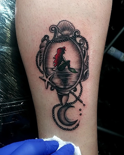 Explore women's collarbone tattoo ideas, creative tattoo ideas in Inglewood, available at Droopys tattoo shop