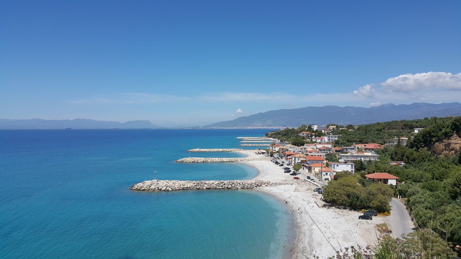 Φωτογραφία του Paralia Akrogiali με μπεζ βότσαλα επιφάνεια