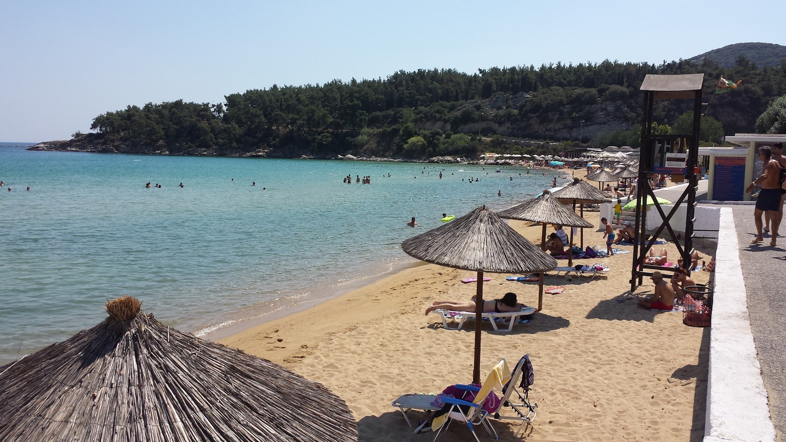 Paralia Mpati'in fotoğrafı uçurumlarla desteklenmiş