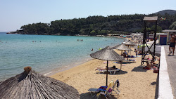 Paralia Mpati'in fotoğrafı uçurumlarla desteklenmiş