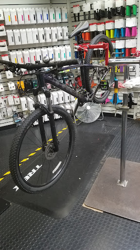 Bicycle Repair Shop «Bike World in Alamo Heights», reviews and photos, 5911 Broadway St, Alamo Heights, TX 78209, USA