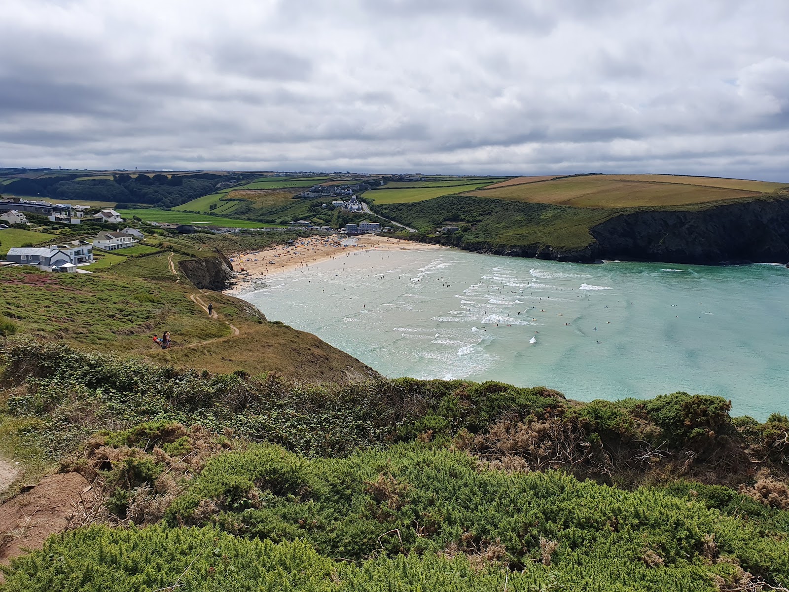 Photo de Mawgan Porth Beach avec rivage droit, long