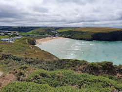 Photo de Mawgan Porth Beach avec rivage droit, long