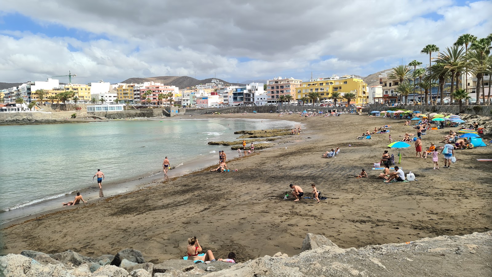 Foto di Playa de Arguineguin con una superficie del sabbia grigia