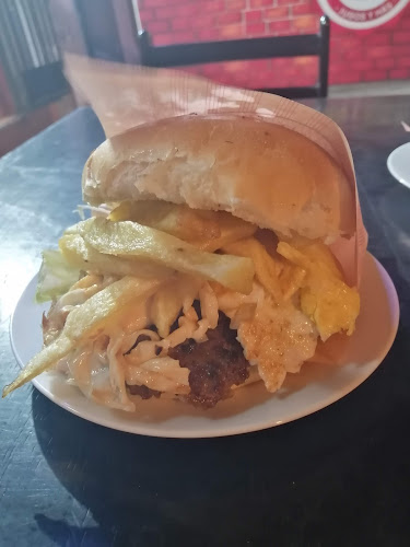 Opinii despre Hamburguesas AMPARITO Urb. santa rosa mz k lote 62 în Nuevo Chimbote - Hamburguesería