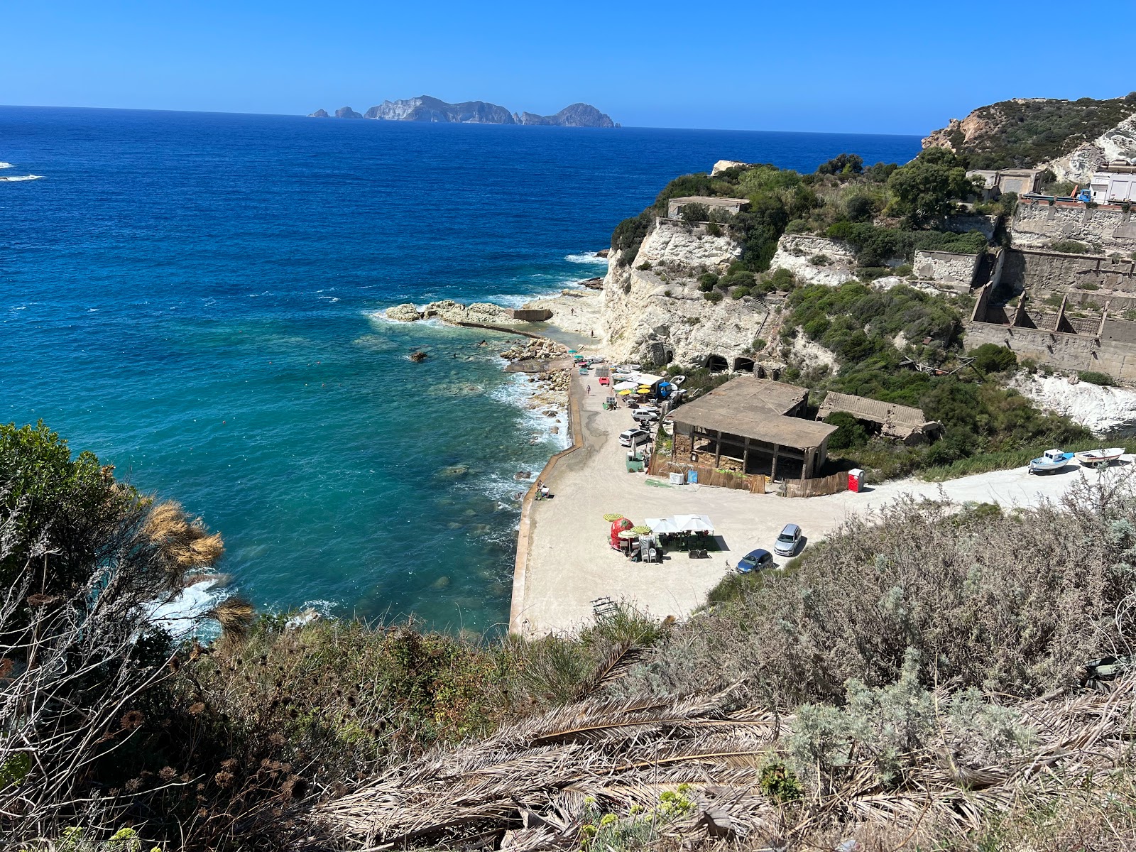 Foto di Cala dell'Acqua Beach con una superficie del superficie in cemento pavimentata