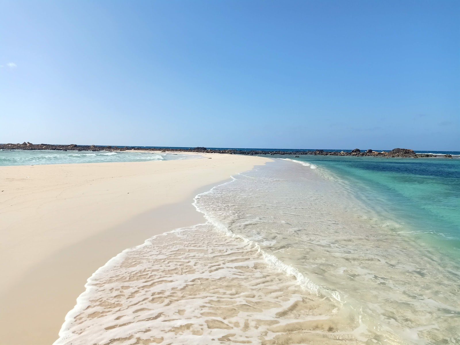 Foto de Bagosh Beach con playa amplia