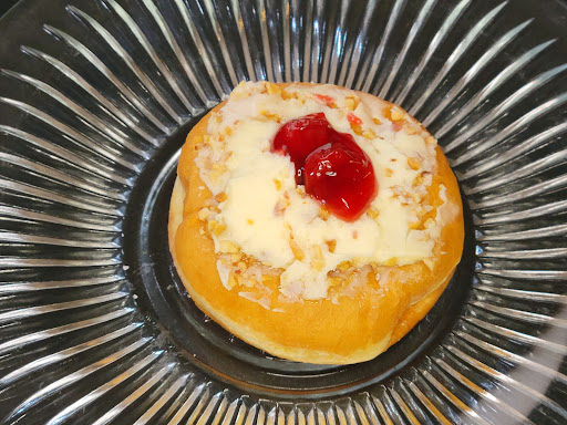 Donut Shop «Wood River Donut N More», reviews and photos, 102 W Edwardsville Rd, Wood River, IL 62095, USA