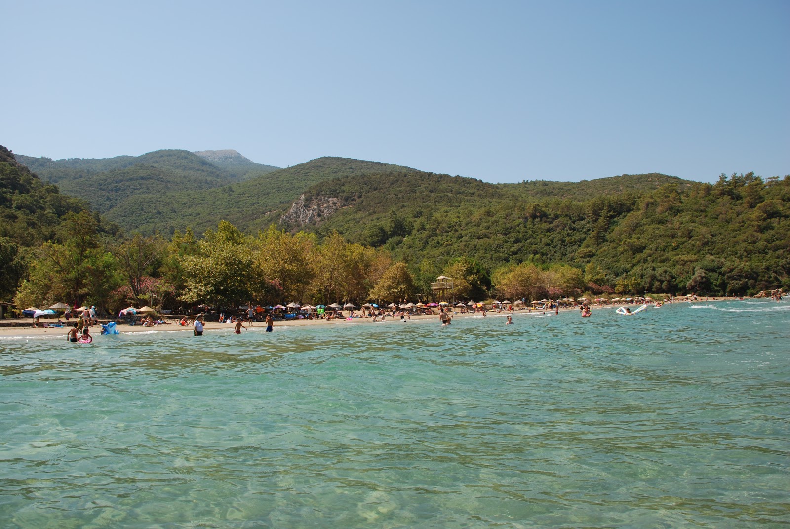 Foto di Aydinlik Koyu sorretto da scogliere