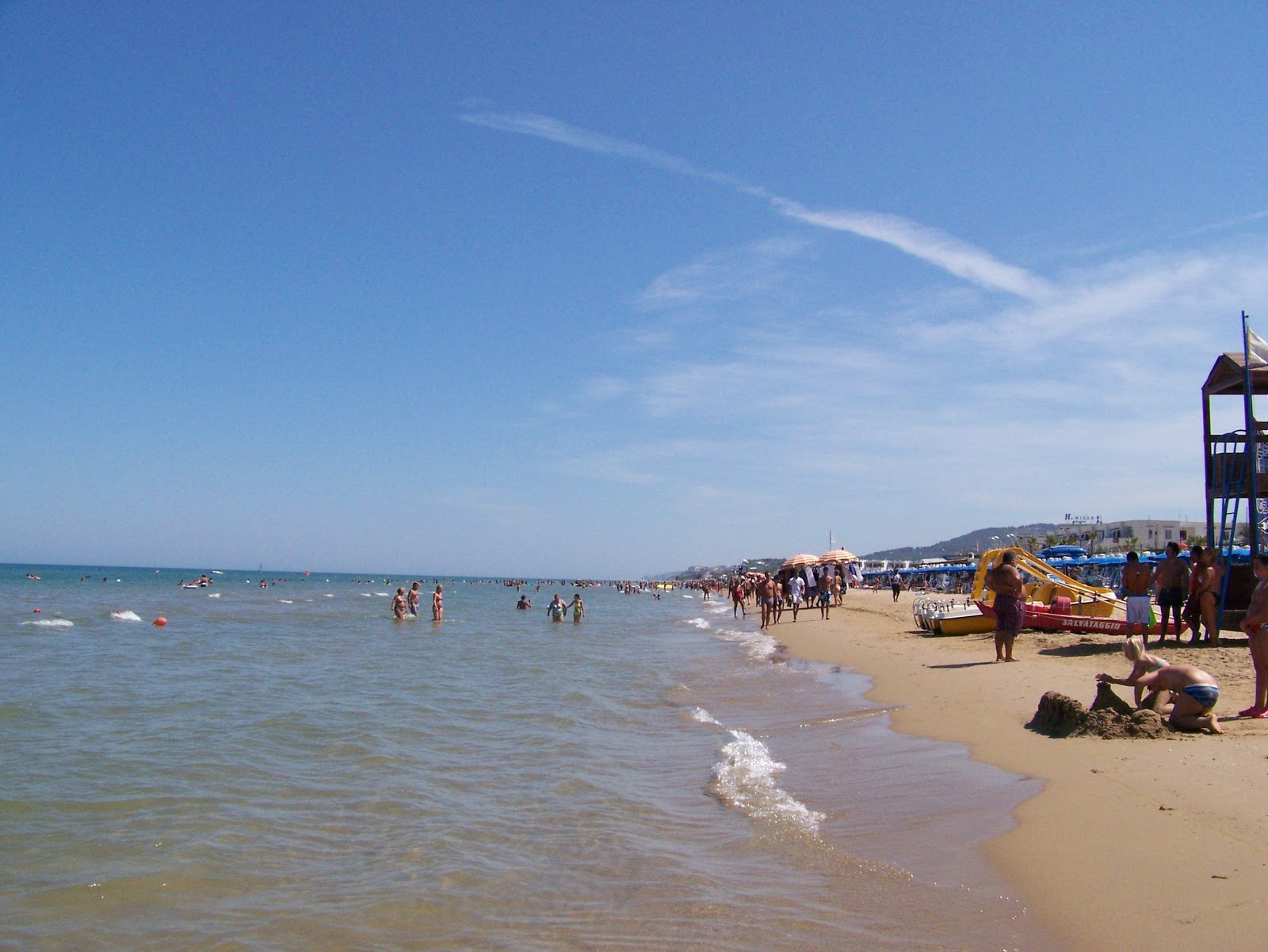 Foto van Spiaggia di Foce Varano met turquoise puur water oppervlakte