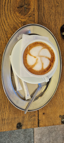 Opinii despre Old Gold Kávéház És Fagyizó în Barcs - Kávézó