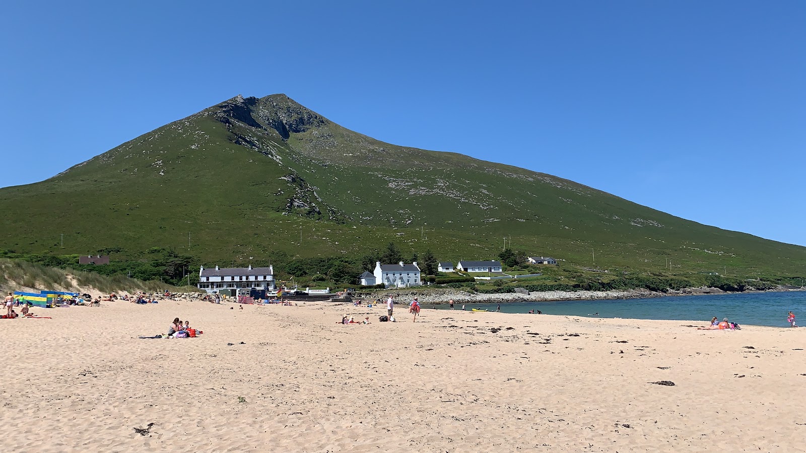 Foto av Dugort Beach med lång rak strand