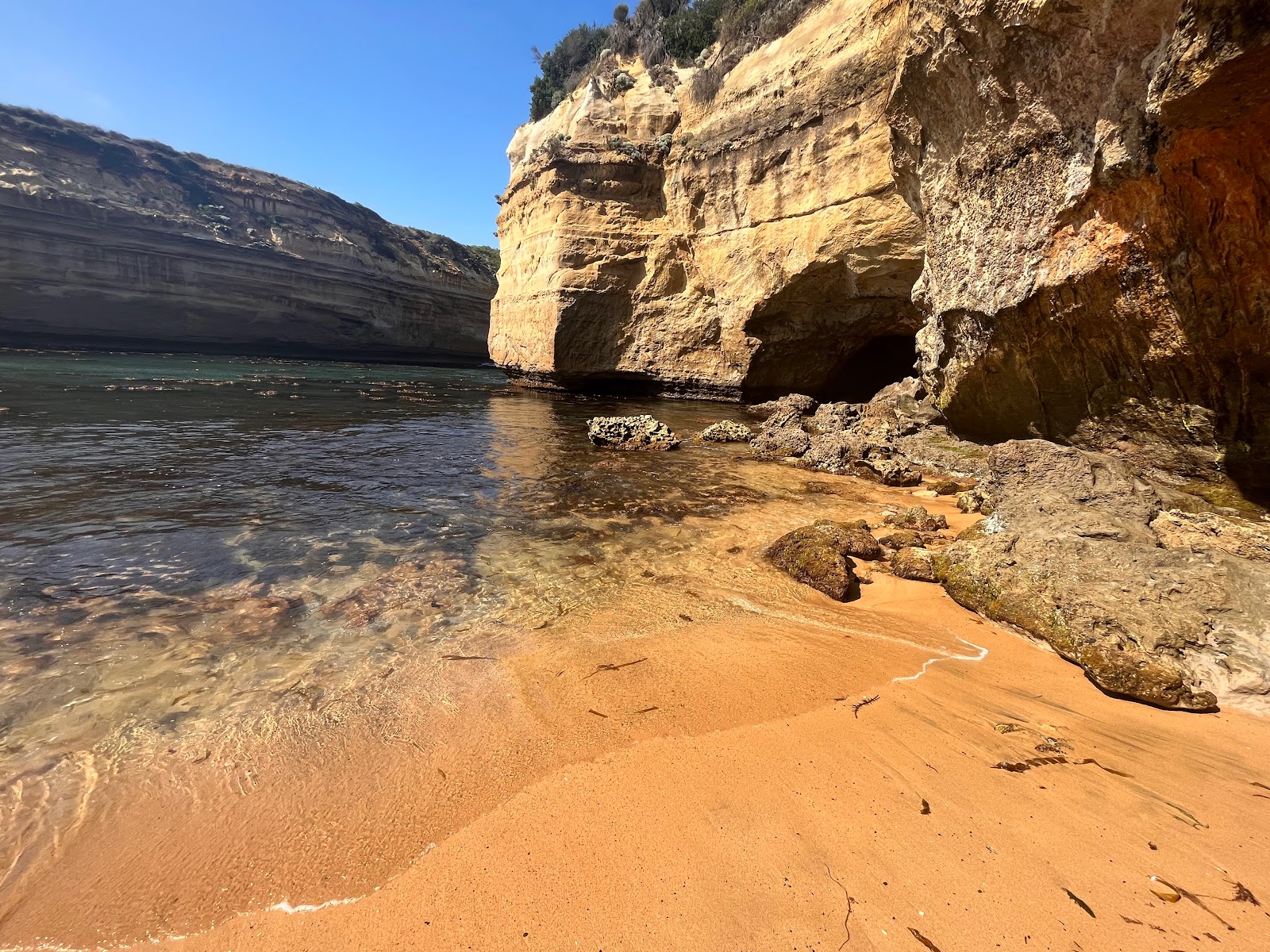 Foto van Loch Ard Gorge omringd door bergen