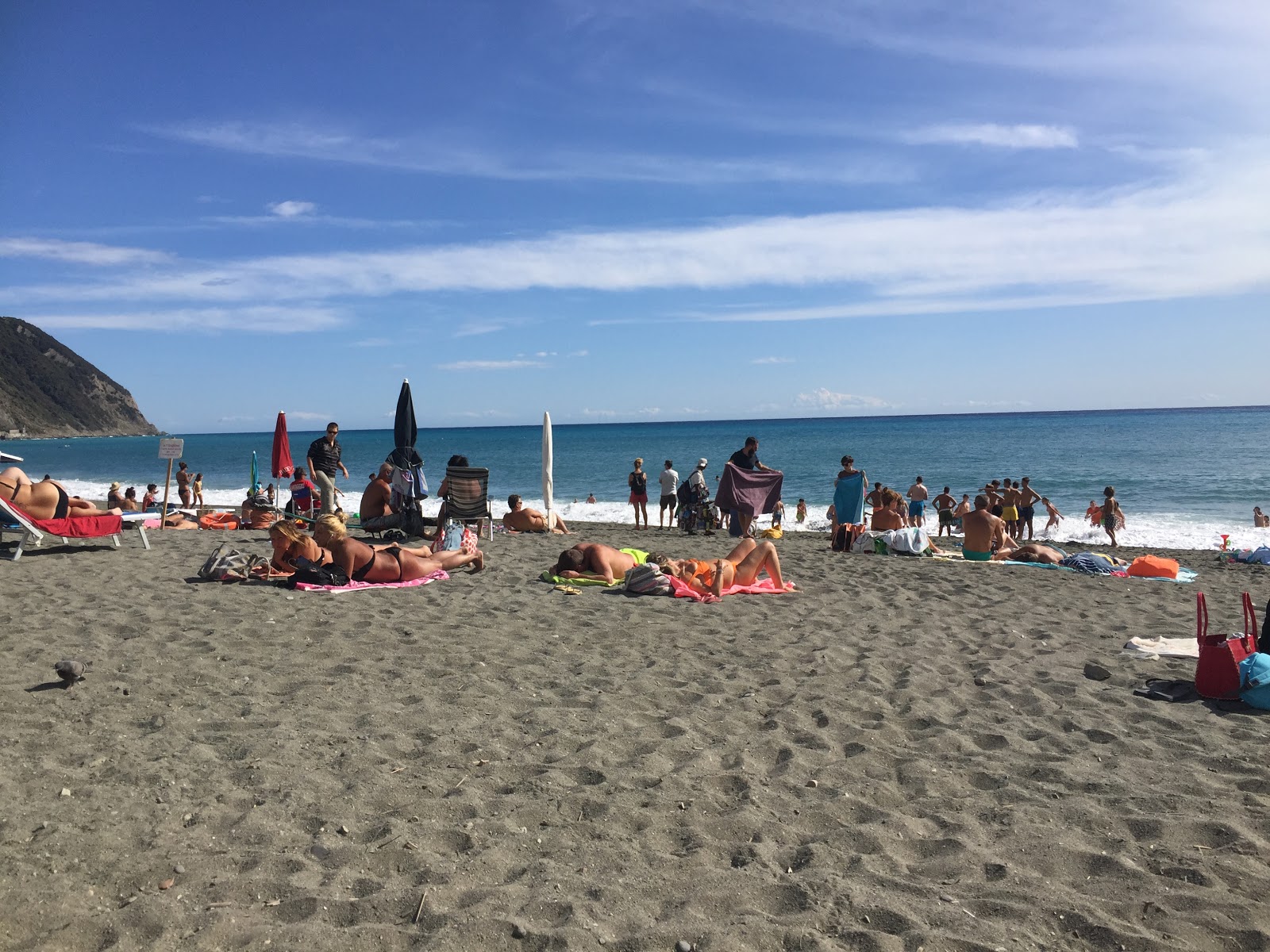 Foto af Riva Ponente med sort sand og småsten overflade