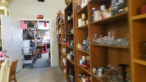 Used Clothing Store «T.E.A.M. Resale Shop», reviews and photos, 300 W Main St, Tomball, TX 77375, USA