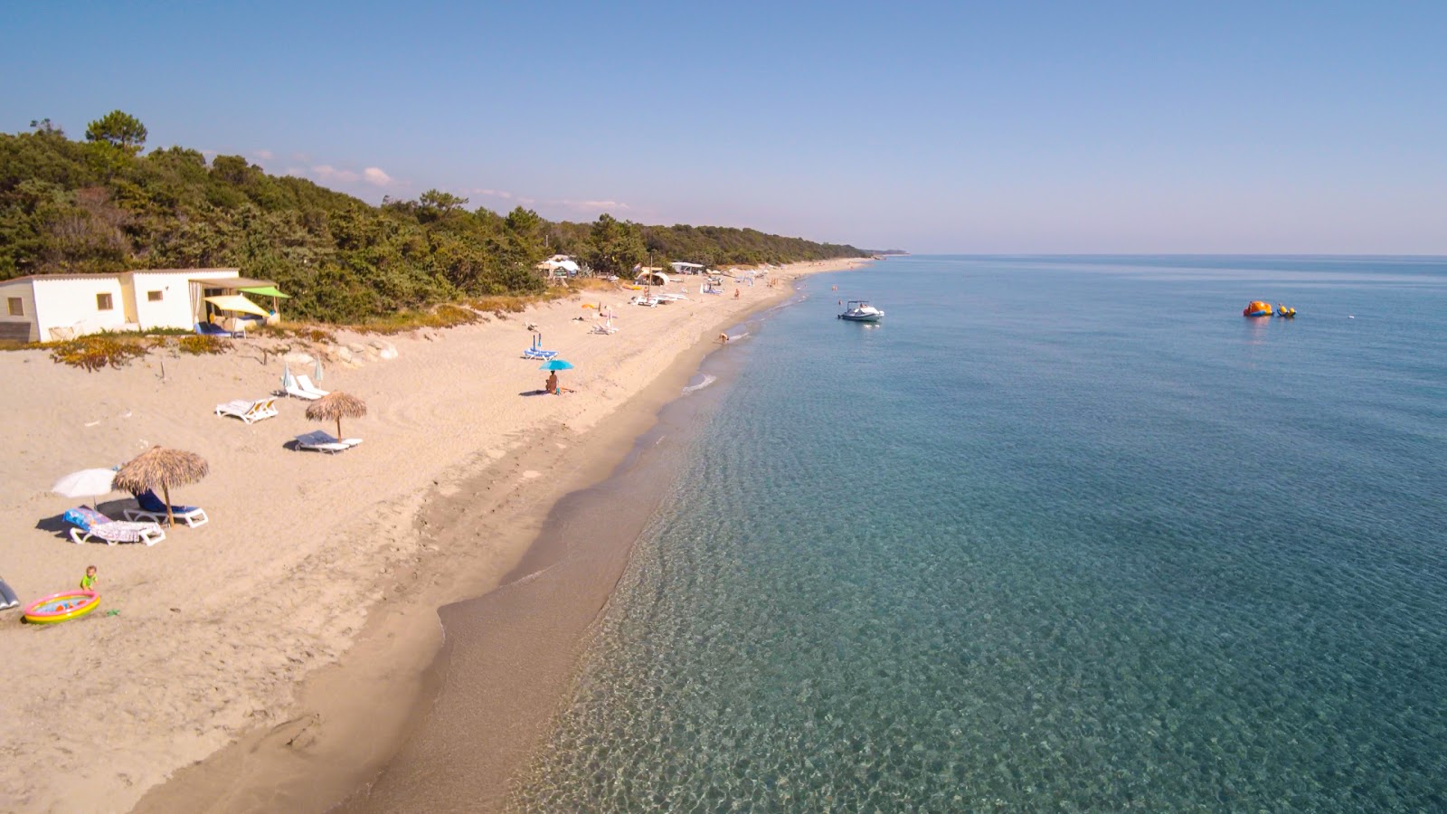Zdjęcie Stintino beach z powierzchnią turkusowa czysta woda