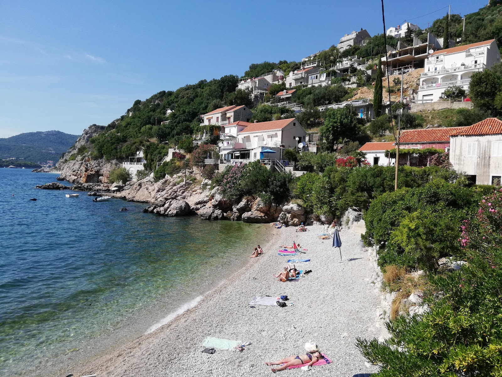 Fotografie cu Vrbica beach cu o suprafață de pietricele beige