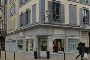 Camille Albane - Coiffeur Troyes image