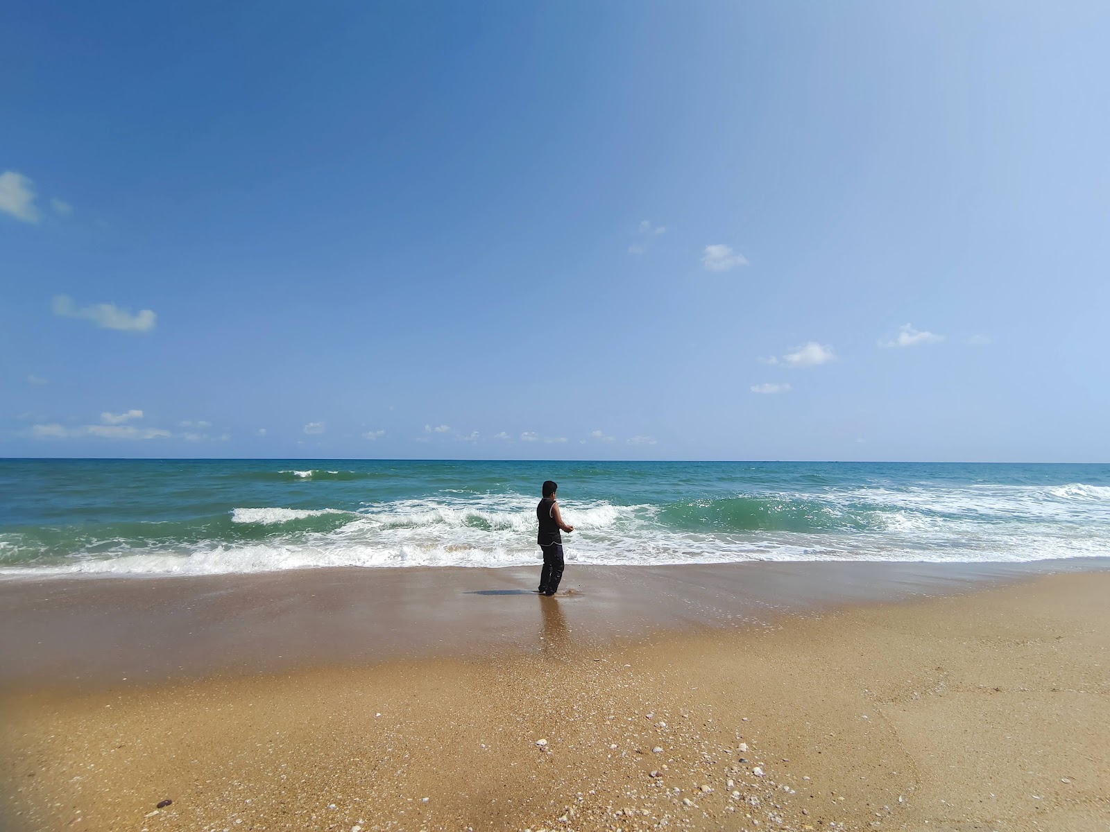 Foto von Pazhaverkadu Beach mit lange, gerade küste