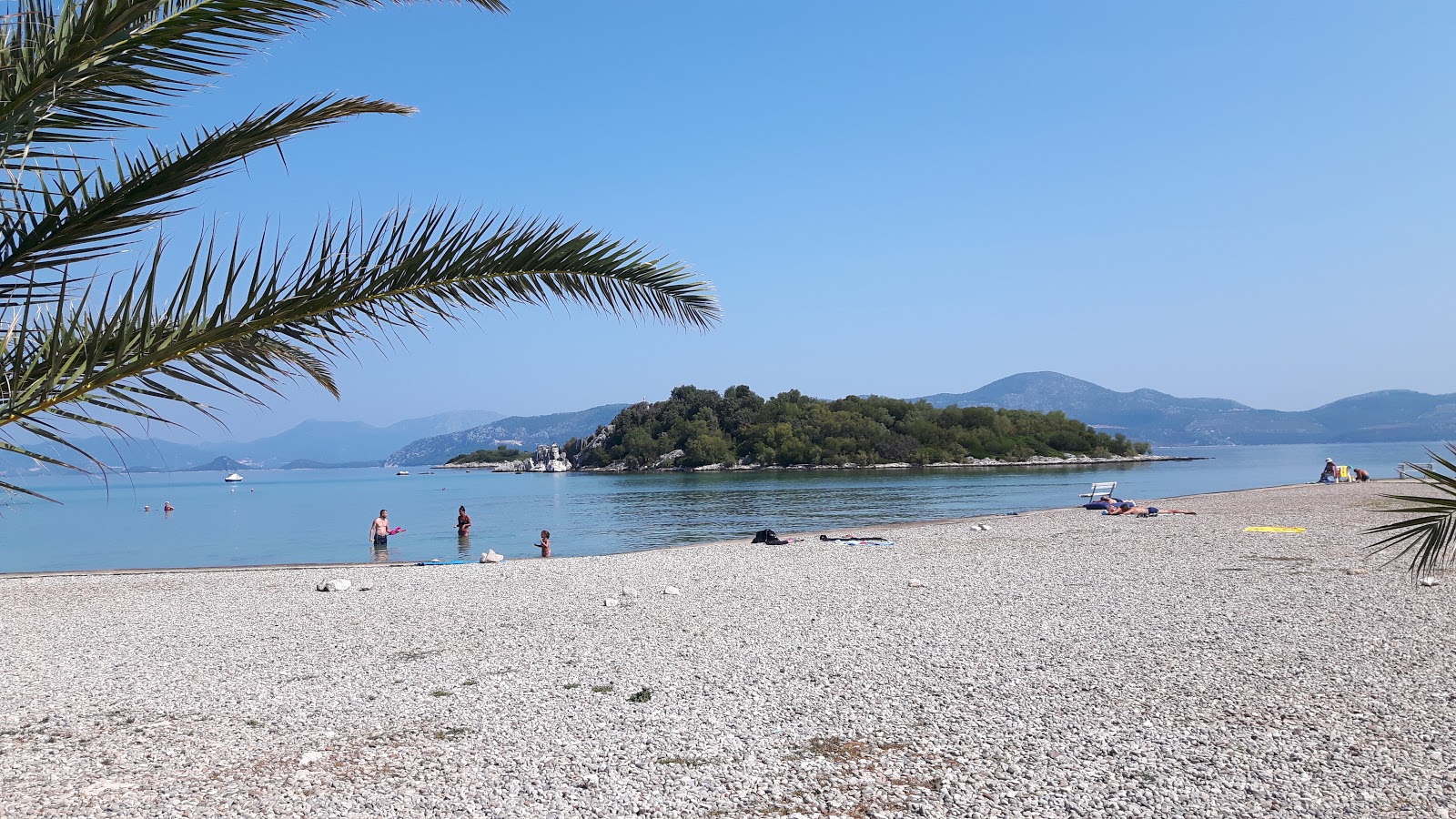 Fotografie cu Rat beach cu o suprafață de pietricel ușor