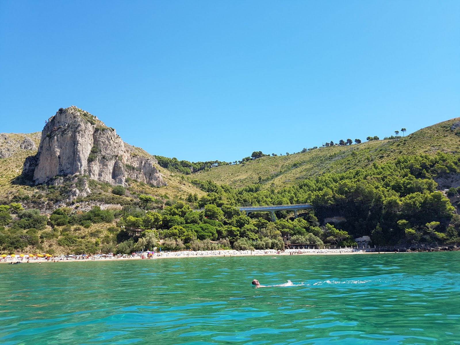 Foto av Spiaggia via Flacca Sperlonga omgiven av klippor