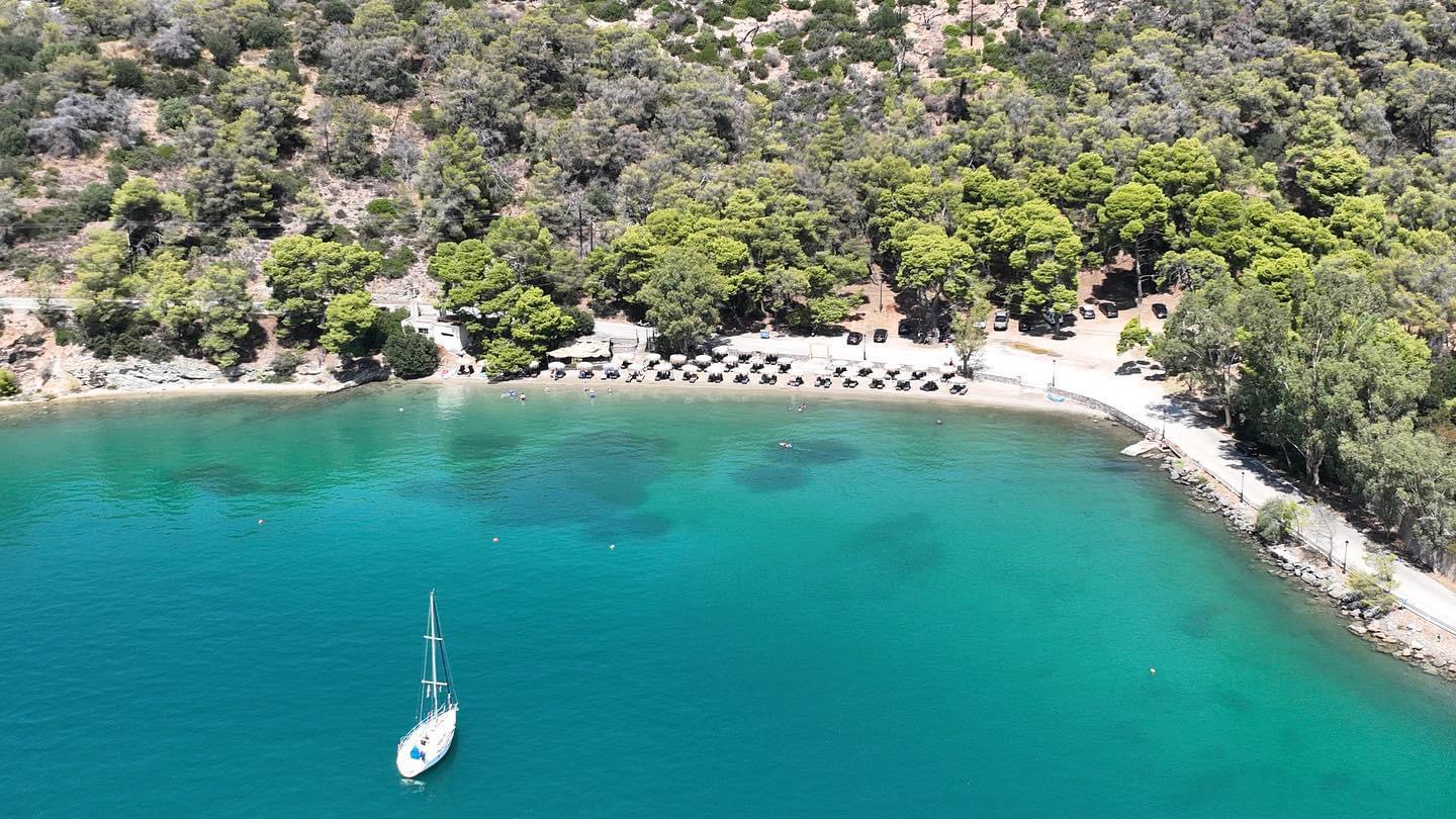 Foto von Paralia Mikro Neorio von Klippen umgeben