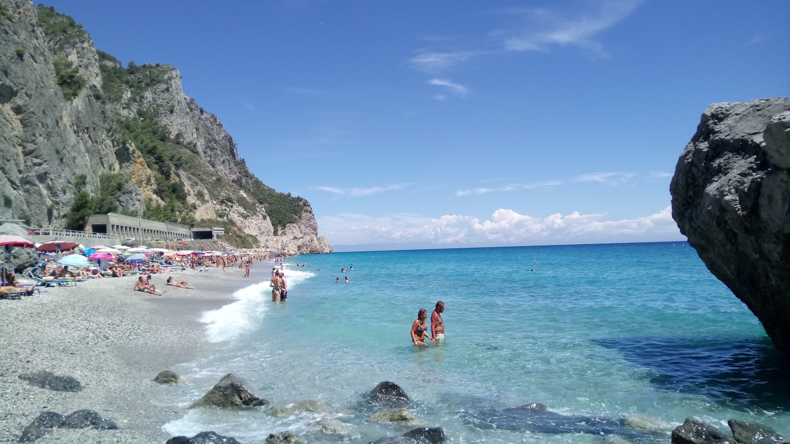 Spiaggia del Malpasso'in fotoğrafı mavi saf su yüzey ile