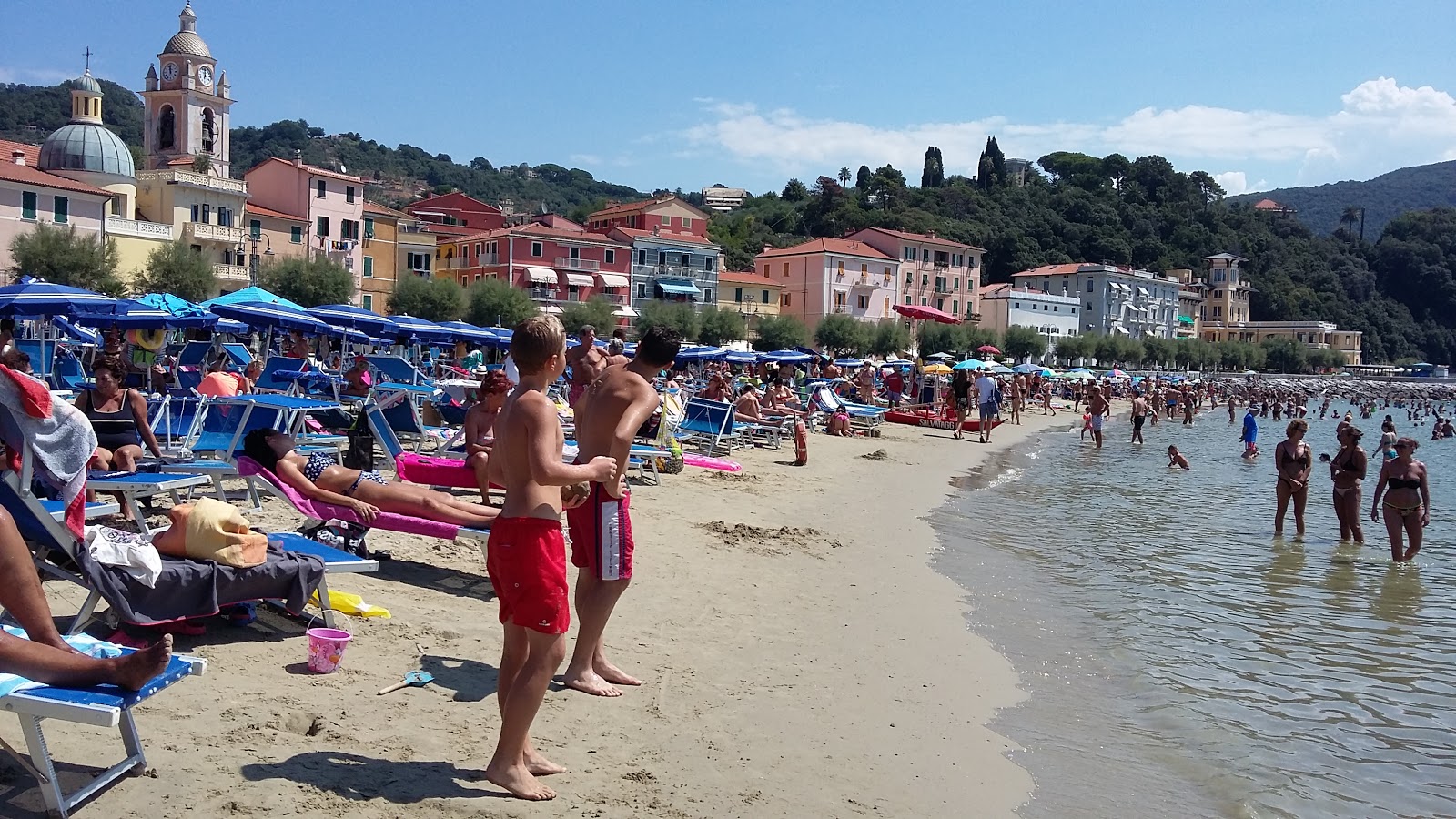 Foto von Spiaggia di San Terenzo und die siedlung