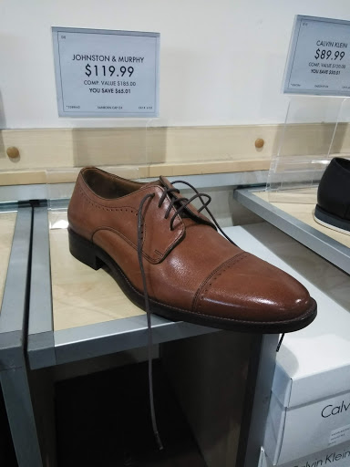 Shoe Store «DSW Designer Shoe Warehouse», reviews and photos, 4039 Richmond Rd, Warrensville Heights, OH 44122, USA