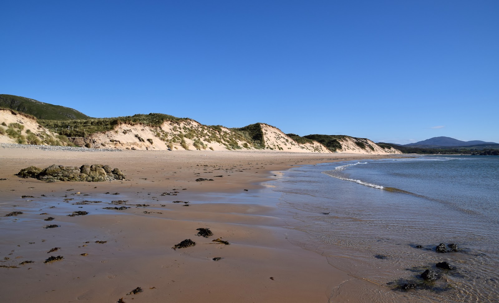 Fotografie cu Five finger Beach cu o suprafață de nisip strălucitor