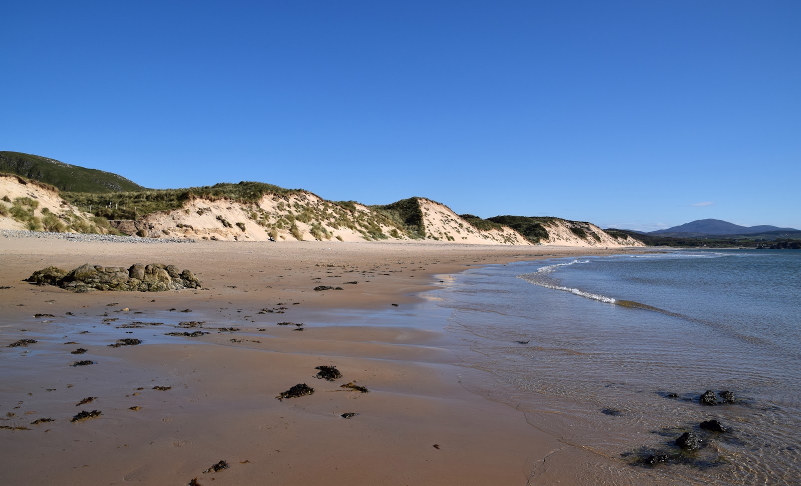 Foto de Five finger Beach com areia bege superfície
